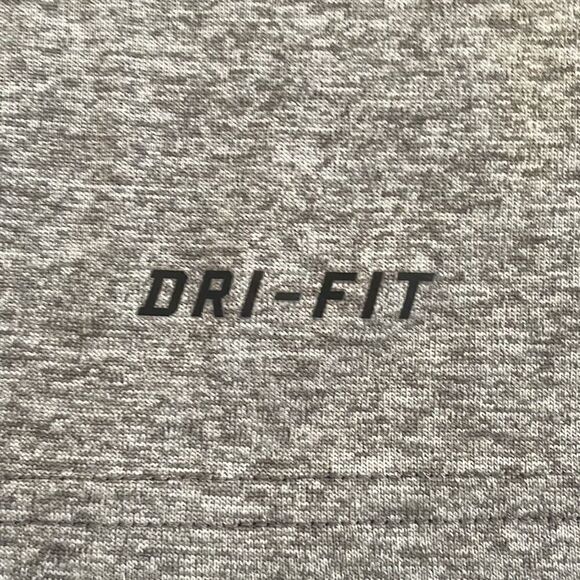 EUC! Nike Heather Gray Dri-Fit Short Sleeve Tee - Size Small - Picture 4 of 6